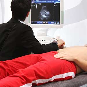 Foto di un dottore che esegue un'ecografia al pancreas